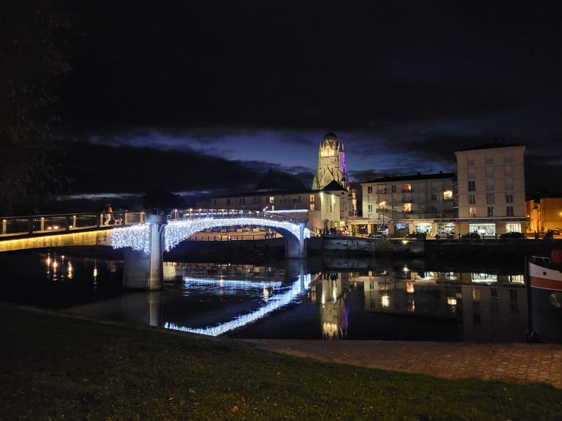 Saintes Passerelle et Cathédrale St Pierre